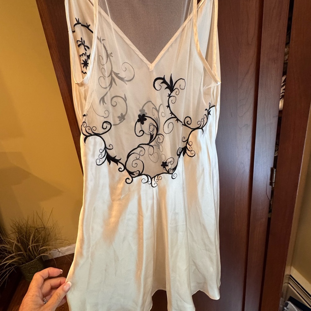 Victoria’s Secret nightgown w/Black Embroidery matching robe for sale too - Picture 2 of 6